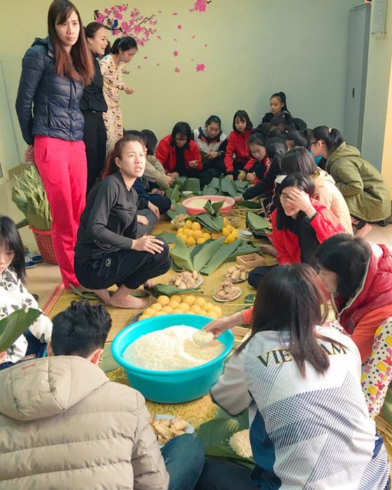 Con gái bóng chuyền học gói bánh chưng ảnh 1