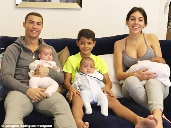 Chuyện của sao ngày 3-4: Rooney nịnh vợ, Ronaldo bị bạn gái gieo sầu ảnh 2