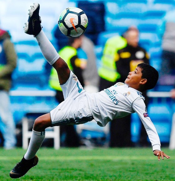 Chuyện của sao ngày 9-4: Con trai Ronaldo tái hiện cú ngả bàn đèn của cha ảnh 1