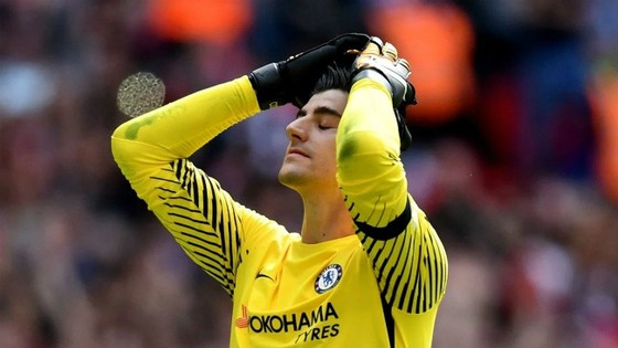 Chuyện của sao ngày 12-4: Fan cuồng dùng vợ đặt cược trận derby Manchester ảnh 3