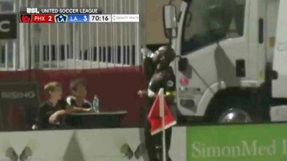 Chuyện của sao ngày 7-5: HLV Zidane đứng chờ trong đường hầm để giã từ Iniesta ảnh 1