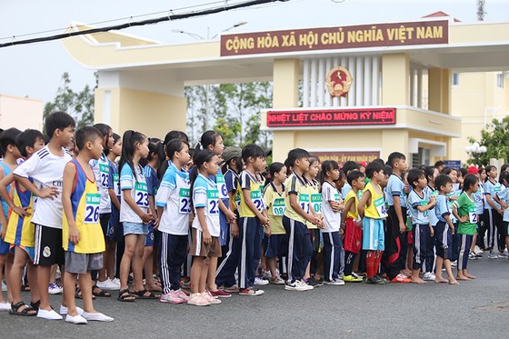 1.500 VĐV chạy Việt dã mừng 40 năm Cần Giờ sáp nhập với TPHCM ảnh 3