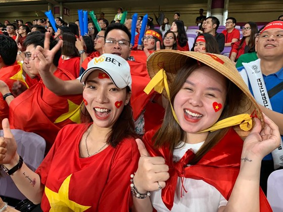 CĐV Việt Nam khiến khán đài sân Hazza Bin Zayed bừng sáng ảnh 2
