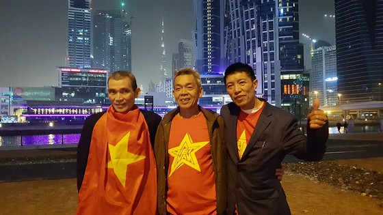 Vẻ đẹp fan Việt trong cuộc hành trình cùng đội tuyển Việt Nam tại UAE ảnh 3