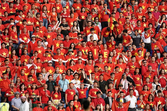 Vẻ đẹp fan Việt trong cuộc hành trình cùng đội tuyển Việt Nam tại UAE ảnh 1