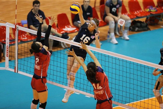 Các tay chắn Tứ Xuyên đã nhiều phen vô hiệu hoá được sức mạnh tấn công của CLB BIP. Ảnh: DŨNG PHƯƠNG