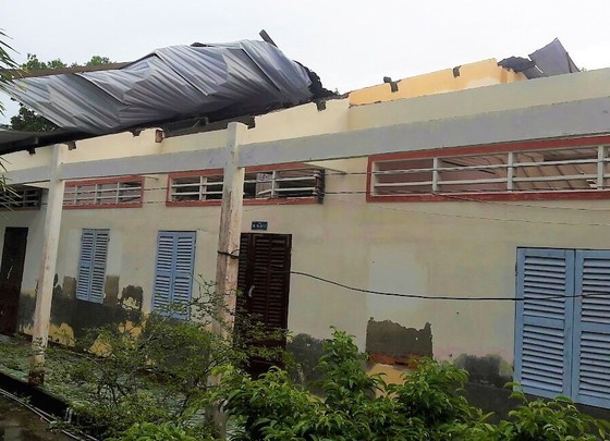 Lốc xoáy làm sập nhiều nhà dân và 3 phòng học ảnh 1