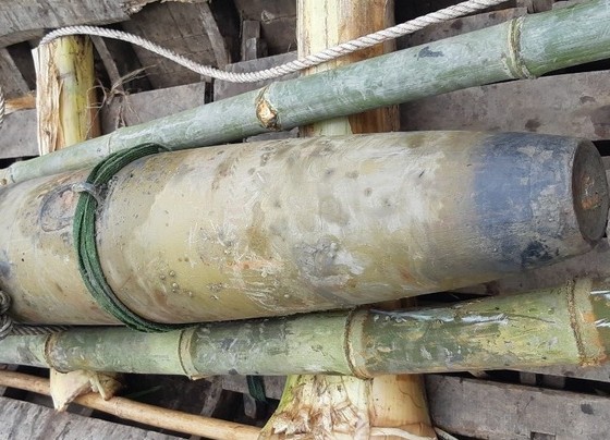 Dân tá hỏa khi phát hiện bom napalm dưới ruộng ảnh 1