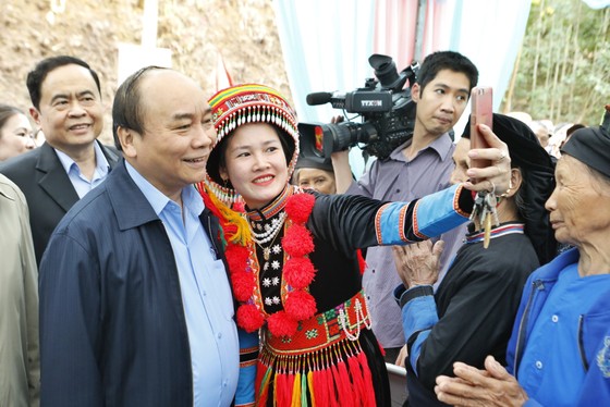 Dự ngày hội đại đoàn kết, Thủ tướng selfie cùng bà con người Dao ảnh 2