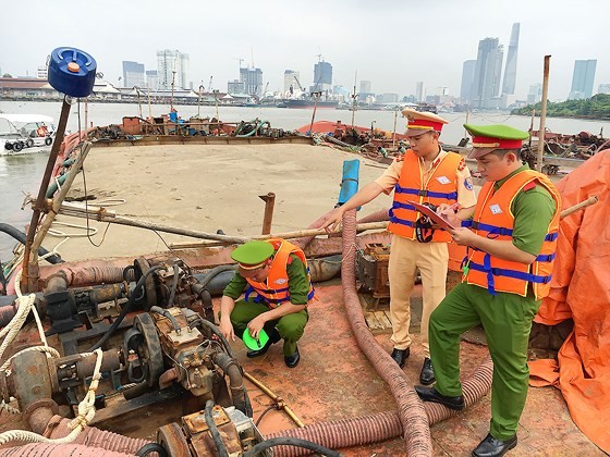 Đề nghị báo chí chủ động cung cấp thông tin khai thác cát, sỏi trái phép cho công an ảnh 1