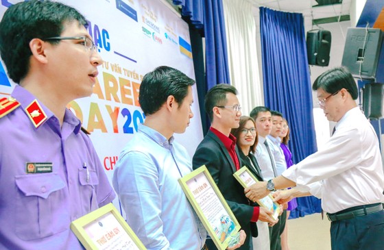 Các đơn vị, doanh nghiệp đang cung cấp 300 việc làm về ngành luật ảnh 1