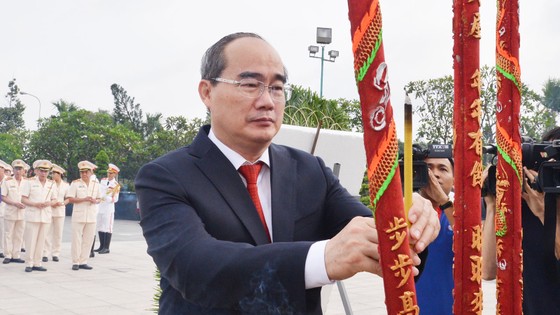 Lãnh đạo TPHCM dâng hương tưởng niệm các Anh hùng liệt sĩ ảnh 1