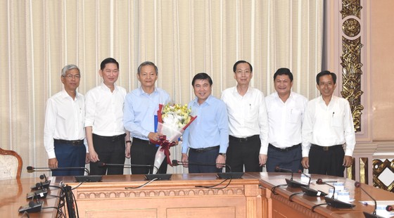 Chủ tịch UBND TPHCM Nguyễn Thành Phong trao quyết định cán bộ ảnh 1