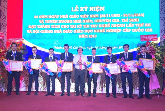 UBND TPHCM tặng bằng khen các thí sinh đoạt huy chương trong Kỳ thi tay nghề ASEAN ảnh 1