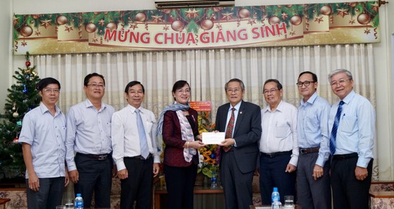 Chủ tịch HĐND TPHCM Nguyễn Thị Quyết Tâm thăm các vị chức sắc tôn giáo nhân lễ Giáng sinh ảnh 2