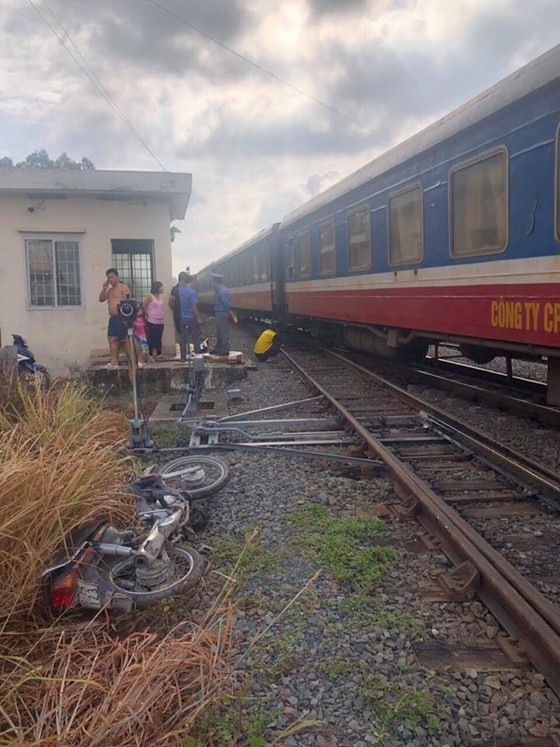 Băng qua đường ngang dân sinh, một người bị tàu hỏa tông chết ảnh 1