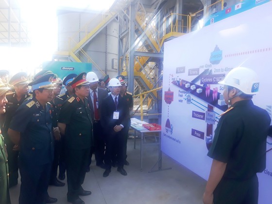 Đại tướng Ngô Xuân Lịch làm việc với ban quản lý Dự án xử lý dioxin tại sân bay Biên Hòa ảnh 2