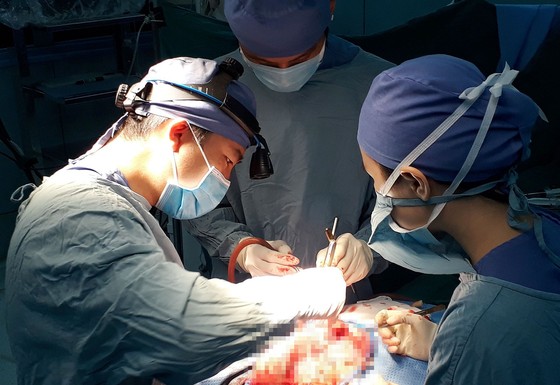 Phẫu thuật thành công 2 trường hợp biến dạng hộp sọ phức tạp ảnh 1