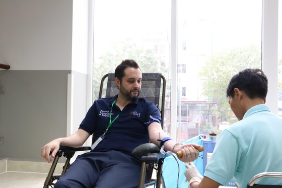 Nhân viên bệnh viện hiến máu cứu người ảnh 1