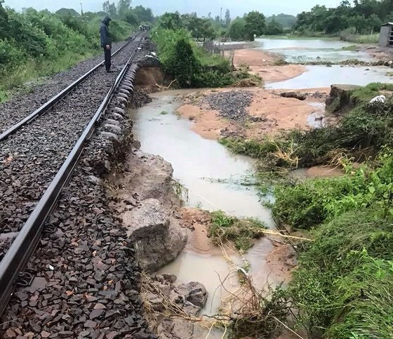 Ngành đường sắt phải chuyển tải hành khách bằng ô tô vì cơn bão số 9 ảnh 1