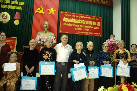 Hỗ trợ nhà và tặng quà cho các gia đình chính sách ảnh 1