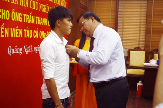 Trao tặng Huân chương dũng cảm của Chủ tịch nước cho ngư dân cứu người giữa biển Hoàng Sa ảnh 1