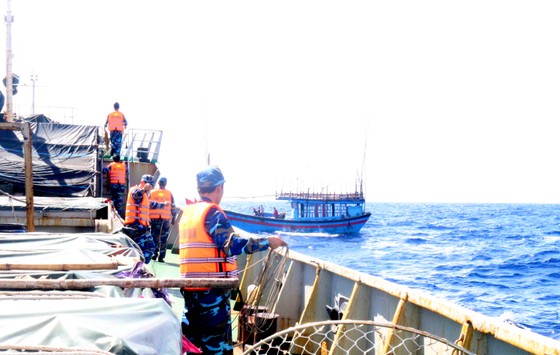 Lai dắt tàu cá ngư dân Quảng Ngãi gặp nạn về đảo Lý Sơn ảnh 1