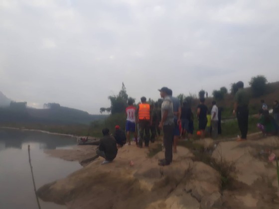 Tìm kiếm 2 trẻ đuối nước khi chơi cạnh bờ sông ảnh 1