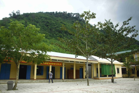 Quảng Ngãi: Nứt núi dài 100m, rộng 150m đe dọa trường học và nhà ở tại Ba Giang ảnh 3