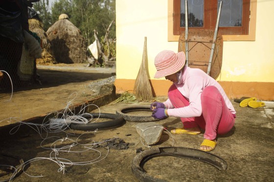 Lũ trên các sông Quảng Ngãi đạt đỉnh và đang xuống, nhà dân tốc mái đang khắc phục ảnh 9