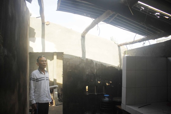 Lũ trên các sông Quảng Ngãi đạt đỉnh và đang xuống, nhà dân tốc mái đang khắc phục ảnh 3