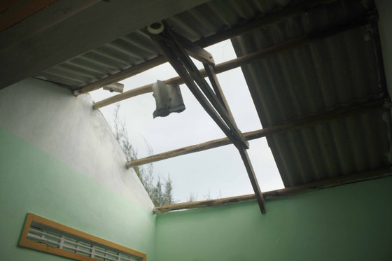 Lũ trên các sông Quảng Ngãi đạt đỉnh và đang xuống, nhà dân tốc mái đang khắc phục ảnh 4