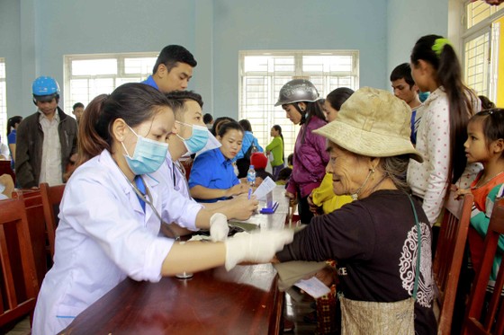 Quảng Ngãi: “Tình nguyện mùa đông” đến với người dân vùng cao ảnh 9