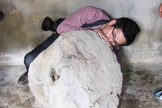 Phát hiện tù và bằng đá nặng 200kg trên thảo nguyên Bùi Hui, Quảng Ngãi ảnh 1