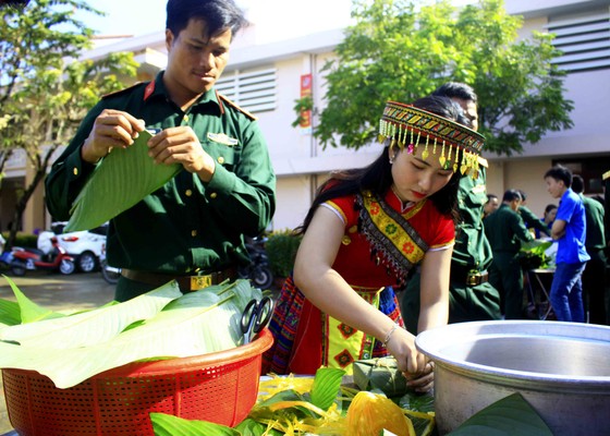 Quảng Ngãi: Các chiến sĩ gói bánh chưng xanh vì người nghèo ảnh 4