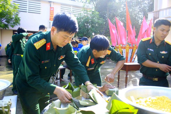 Quảng Ngãi: Các chiến sĩ gói bánh chưng xanh vì người nghèo ảnh 1