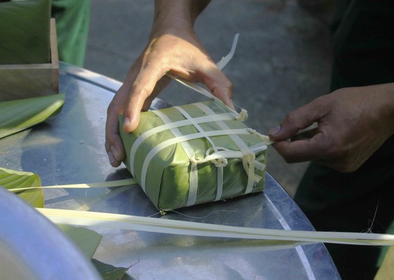 Quảng Ngãi: Các chiến sĩ gói bánh chưng xanh vì người nghèo ảnh 3