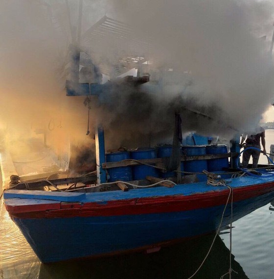 Quảng Ngãi: Cháy tàu cá, thiệt hại hơn 200 triệu đồng ảnh 1