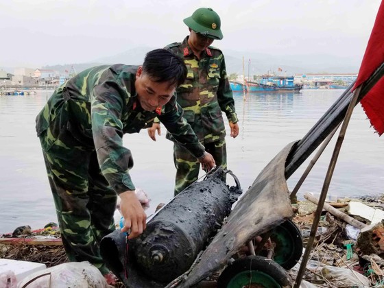 Quảng Ngãi: Vớt quả ngư lôi nặng gần 100kg ảnh 1