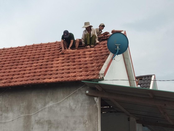Quảng Ngãi: Gió lốc tốc mái 3 nhà dân, cây xanh đường ngã đổ ảnh 5