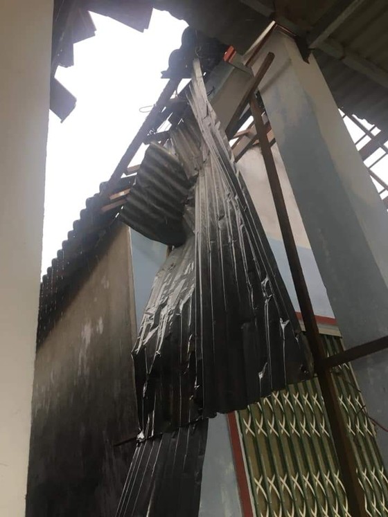 Quảng Ngãi: Gió lốc tốc mái 3 nhà dân, cây xanh đường ngã đổ ảnh 3