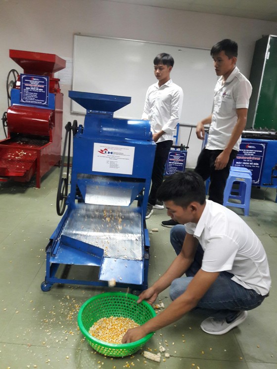 Sinh viên chế tạo máy tách hạt bắp và máy tách vỏ đậu phộng ảnh 2