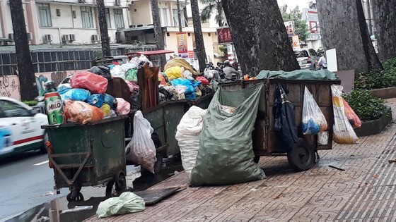Nên quy định khung giờ thu gom, vận chuyển rác ảnh 1