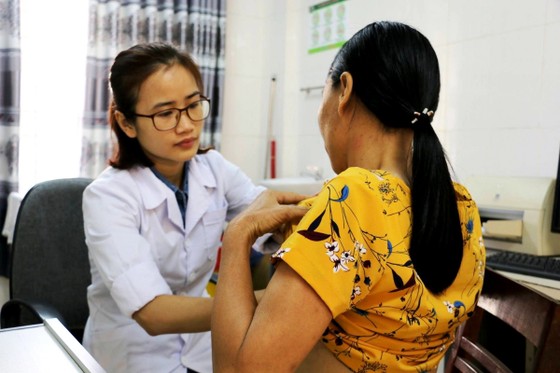 Lá cây, cao dán chữa ung thư vú: Bệnh càng thêm nặng ảnh 1