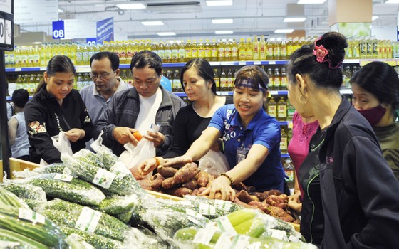 Người tiêu dùng hưởng lợi khi nhà bán lẻ tranh đua ảnh 1