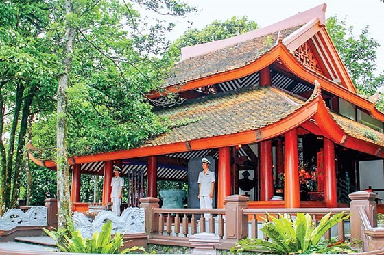 Đền thờ Bác Hồ - Linh thiêng trên đỉnh núi Vua ảnh 2