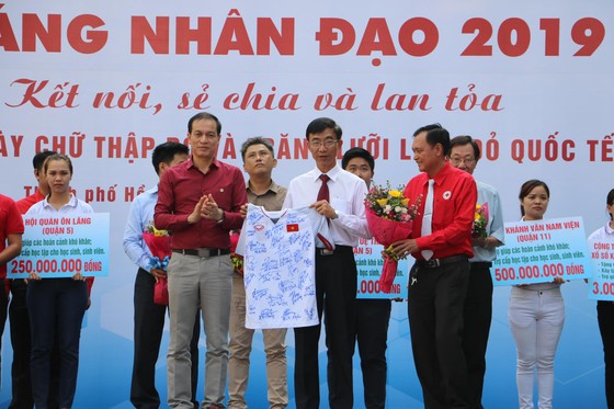 Công ty XSKT TPHCM trao tặng Hội Chữ thập đỏ TPHCM 3 tỷ đồng ảnh 1
