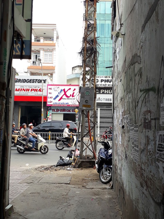 Trụ điện bỏ không án ngữ đầu hẻm ảnh 1