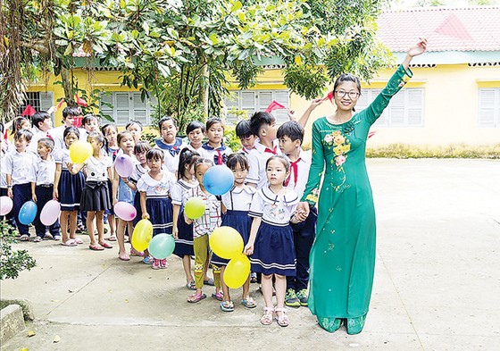 Công ty CP Tập đoàn Xây dựng Hòa Bình trao tặng hơn 2.100 áo mới tựu trường ảnh 2