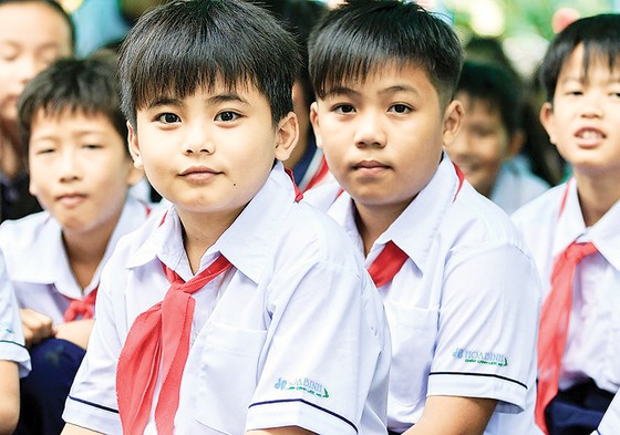Công ty CP Tập đoàn Xây dựng Hòa Bình trao tặng hơn 2.100 áo mới tựu trường ảnh 1